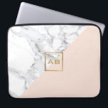 Modern geometrisches Marmor/rosa Monogramm-Logo Laptopschutzhülle<br><div class="desc">Eine goldene Box aus Imitaten mit Ihren Initialen wird zu einem minimalistischen,  modernen Logo auf diesem personalisierten Laptop-Ärmel. Der kontrastierende weiße Marmor und das sanfte rosa Farbgebälk verleihen dem Ganzen eine stilvolle Ästhetik. Kunst und Design © 1201AM Design Studio | www.1201am.com</div>