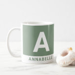 Modern gewagte Farbblockweise grün personalisiert Kaffeetasse<br><div class="desc">Moderne fette Farbblockgürtel mädchenhaft grün personalisierter Name. Mit Platz für Initialen und Namen. Farben können geändert werden.</div>