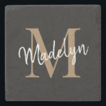 Modern Gold Black Monogram Feminine Script Name Steinuntersetzer<br><div class="desc">Moderner Gold Black Monogram Feminine Script Name Stone Untersetzer. Dieser moderne,  elegante Untersetzer aus Stein wird mit Ihrem individuellen Monogramm und Namen leicht personalisiert.</div>