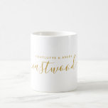 Modern Gold Couple Monogram Kaffeetasse<br><div class="desc">Ein modernes Stilpaar Name monogramm in Gold mit handgeschriebenem Nachnamen und Sans Serif Vornamen. Für Neuvermählte oder Langzeit-Paare.</div>