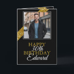 Modern Gold Glitzer Strip Boyfriend Birthday Karte<br><div class="desc">Feiern Sie stilvoll mit einem individuellen Foto, das vor einem dunklen Hintergrund gerahmt ist und durch einen schimmernden goldenen Glitzer-Streifen für eine Touch von Eleganz und Eleganz verstärkt wird. Ideal für unvergessliche Momente mit einer persönlichen und luxuriösen Touch.</div>