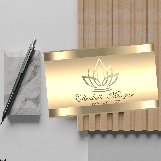 Modern Gold Lotus Gold Streifen Yoga Instructor Visitenkarte (Von Creator hochgeladen)