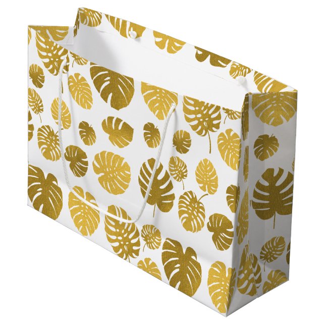 Modern Gold Monstera Tropical Blätter Muster Große Geschenktüte (Vorderseite Schrägansicht)
