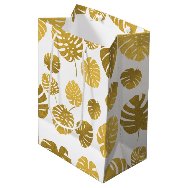 Modern Gold Monstera Tropical Blätter Muster Mittlere Geschenktüte (Vorderseite Schrägansicht)