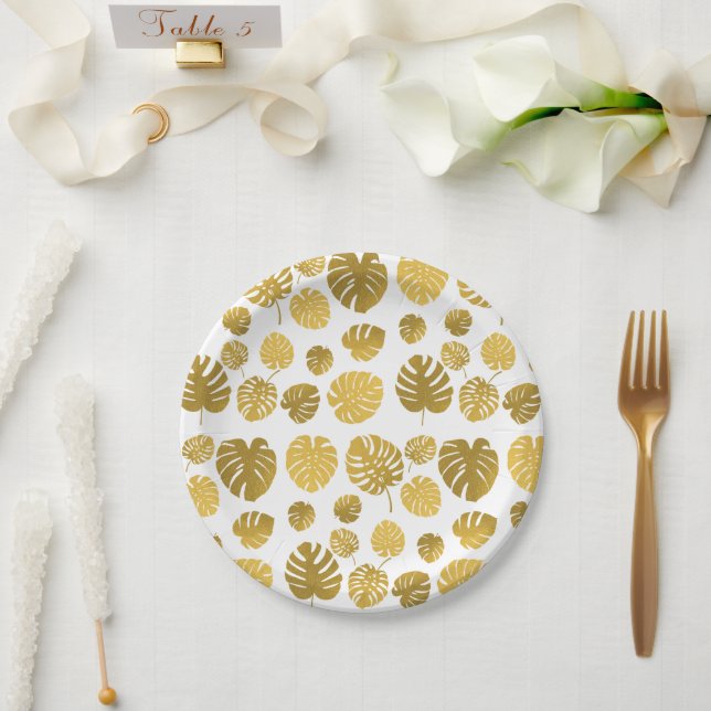 Modern Gold Monstera Tropical Blätter Muster Pappteller (Hochzeit)