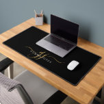 Modern Gold Script Monogram Initials Schreibtischunterlage<br><div class="desc">Eine elegante,  moderne mit Monogramm Schreibtischmatte im minimalistischen Stil mit einem serifenlosen Sans-Namen und eleganten goldenen Swash-Schriftzeichen auf schwarzem Schreibtisch. Für Zuhause oder Büro.</div>