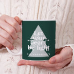 Modern grafisch minimale Weihnachten religiös Kaffeetasse<br><div class="desc">Moderne religiöse minimale Weihnachten ließ Ihr Herz ist leichte Urlaubskarte. Kühne auf Trend-Design. Teil einer Ferienkollektion.</div>