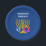 Modern HANUKKAH SAMEACH Pappteller<br><div class="desc">Moderne, stilvolle HANUKKAH Papier-Teller, entworfen mit Imitaten vergoldeten Menorah, farbenfrohen Star of David und White dreidel plus CUSTOMIZABLE GREETING - HANUKKAH SAMEACH, so können Sie Ihren eigenen Gruß, z. Happy Chanukah, fügen Sie Ihren Namen, etc. Ideal für die Hanukah-Saison. Wählen Sie aus einem breiten Bereich von Hanukkah-Kleidung und Geschenken, die...</div>
