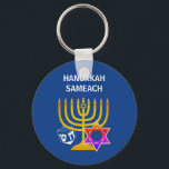 Modern HANUKKAH SAMEACH Schlüsselanhänger<br><div class="desc">Moderner, stilvoller HANUKKAH Schlüsselanhänger, entworfen mit Imitaten goldener Menorah, farbenfroher Star of David und weißer dreidel plus CUSTOMIZABLE GREETING - HANUKKAH SAMEACH, sodass Sie Ihren eigenen Gruß, z. Happy Chanukah. Ideal für Hanukkah Saison als Günstige Geschenke oder kleine Geschenke. Wählen Sie aus einem breiten Bereich von Hanukkah-Kleidung und Geschenken, die...</div>