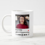 Modern Happy Birthday Personalisiertes Foto Jumbo-Tasse<br><div class="desc">Dieses personalisierte Song-Playlist Geburtstagsdesign kann mit Ihrer eigenen Nachricht an Ihren Ehemann, Ihre Ehefrau, Freund, Freundin, Mutter, Vater, Bruder, Schwester, Familie oder Freunde angepasst werden. Dazu können Sie das Wort "Geburtstag glücklich" durch Ihr eigenes kurzes, individuelles Wort/Zitat ersetzen. Der Name kann auch auf Ihren eigenen individuelle Name geändert werden. Sie...</div>