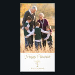 Modern Happy Chanukah Holiday Foto Card Karte<br><div class="desc">Teilen Sie Ihre Urlaubswünsche dieser Chanukah Saison mit einer einzigartigen personalisierten Fotokarte. Dieses festliche Design bietet Ihnen ein Foto, sich für ein freundliches Design zu entscheiden, das Ihre Familie und Freunde lieben werden! Unter dem Foto ist die Stimmung "Happy Chanukah" in Imitaten Gold Typografie mit einer goldenen Menorah unten und...</div>