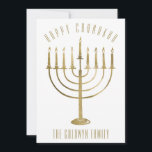 Modern Happy Chanukah Menorah Holiday Foto Card Feiertagskarte<br><div class="desc">Teilen Sie Ihre Urlaubswünsche dieser Chanukah Saison mit einer einzigartigen personalisierten Foto-Flachkarte. Dieses festliche Design verfügt über eine goldene Menorah auf der Vorderseite der Karte. Oben steht "Happy Chanukah" und ein Familienname, unter dem personalisiert sein kann. Auf der Rückseite der Karte befindet sich ein Foto für die Familie, damit Sie...</div>