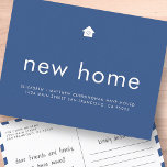 Modern hell Minimalistisch Neue Zuhause Ankündigungspostkarte<br><div class="desc">Design besteht aus modernen serifenlosen Schriftzeichen auf einem Hintergrund reiner Farbe</div>