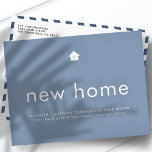 Modern hell Minimalistisch Neue Zuhause Ankündigungspostkarte<br><div class="desc">Design besteht aus modernen serifenlosen Schriftzeichen auf einem Hintergrund reiner Farbe</div>