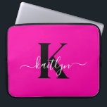 Modern Hot Pink Black Script Monogram Laptopschutzhülle<br><div class="desc">Diese einfache,  elegante 15" Hot-Rosa und Black Laptop-Hülle mit Ihrem Vornamen in einem trendigen Script-Schriftart in Weiß und Ihre erste Initiale in einem modernen Kappe-Schriftart in Schwarz ist perfekt für Sie. Es ist stilvoll und trendig und dennoch sehr klassisch. Es ist einzigartig - wie du!</div>