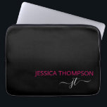 Modern Hot Pink Black Simple Script Monogram Name Laptopschutzhülle<br><div class="desc">Angepasste mit Monogramm Skriptnamen und Initialen moderner und niedlicher mädchenhafter Schwarz und trendigem heißen Rosa. Fügen Sie Ihren Namen Laptop-Sieb personalisiert und perfekt für das Büro oder die Schule.</div>