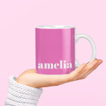 Modern Hot Pink Monogram Kaffeetasse<br><div class="desc">Niedliche Kaffee-Tasse in heißrosa Farbe, die Ihren Monogramm-Namen oder Initialen in einem beliebten und trendigen fett-weißen Schriftart enthält. Sie können die Größe des Schriftartes im Entwurfstool für kürzere oder längere Namen anpassen.</div>