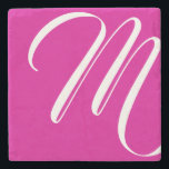 Modern Hot Pink und White Script Monogramm Steinuntersetzer<br><div class="desc">Dieser Untersetzer aus Stein verfügt über ein modernes und minimalistisches,  weißes,  benutzerdefiniertes Monogramm auf heiß rosa Hintergrund.</div>