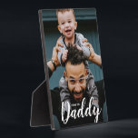Modern I Liebe You Daddy Script Custom Foto Fotoplatte<br><div class="desc">Mit einer schönen und modernen Typografie für die Worte "I Liebe you Daddy", kann dieses Daddy und Kind Foto leicht mit Ihrem eigenen LieblingsFoto personalisiert werden. Eine Foto-Plakette mit Ständer zu schätzen und angezeigt werden, eine moderne Foto-Rahmen Option. Gib es Papa für den Tag seines Vaters, seinen Geburtstag, Weihnachten oder...</div>