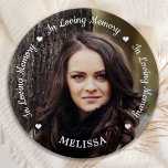 Modern in Love Memory Foto Gedächtnisfeier Button<br><div class="desc">Ehre deinen Lieben mit einem speziellen Foto-Gedenkknopf für Beerdigung. Diese einzigartige Gedenktafel ist das perfekte Geschenk für sich selbst, Familie oder Freunde, um Ihre Liebsten zu ehren. Wir hoffen, dass Ihr Gedenkstein für immer in unseren Herzen Ihnen Frieden, Freude und glückliche Erinnerungen bringen wird. Zitat "In Loving Memory". Perfekte Feier...</div>