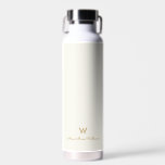 Modern Ivory Gold Script Monogram Trinkflasche<br><div class="desc">Moderne Ivory Gold Script Monogram Water Flasche. Ein modernes,  elegantes Monogramm-Design mit handgeschriebener,  minimalistischer Schrifttyp-Schrift und Sans Serif Block Typografie auf einem eleganten,  pastellfarbenen Elfenbeinhintergrund. Das Monogramm und der Name können leicht personalisiert werden.</div>