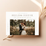 Modern Just Married Neuverheiratet 2 Foto Weihnach Feiertagskarte<br><div class="desc">Feiern Sie die Freude an Ihrer ersten Urlaubssaison mit dieser schlichten und eleganten Weihnachtskarte aus neuem Foto. Mit einem rustikalen und dennoch modernen Design präsentiert diese Karte Ihre Liebe in einem natürlichen, festlichen Rahmen. Der Vintage weiße Hintergrund und die warme braune Schrift verleihen Ihren Urlaubsgrüssen eine zeitlose, herzliche Touch. Diese...</div>