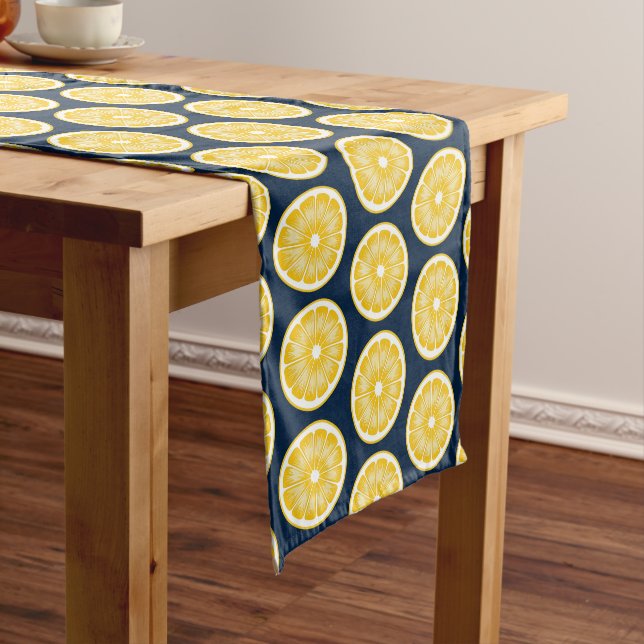 Modern Lemon Slice Navy Blue & Yellow Kurzer Tischläufer (Beispiel)