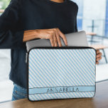 Modern Light Blue Streifen Laptopschutzhülle<br><div class="desc">Behalt deinen Laptop stilgeschützt mit diesem modernen, hellblauen Streifen Laptop Sleeve, das ein sauberes und zeitgenössisches Design mit weichen, hellblauen Streifen bietet. Ideal für diejenigen, die eine minimalistische Ästhetik mit einer Touch von Raffinesse Liebe. Dieser Ärmel ist aus langlebigem, leichtem Neopren gefertigt und bietet einen hervorragenden Schutz gegen Kratzer, Staub...</div>