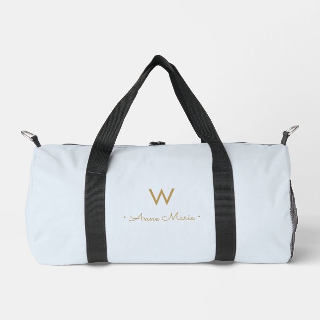 Modern Light Dusty Blue Gold Script Monogram Duffle Bag (Vorderseite)