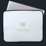 Modern Light Dusty Blue Gold Script Monogram Laptopschutzhülle<br><div class="desc">Modernes,  elegantes Monogramm-Design mit handgeschriebener,  minimalistischer Schrifttyp-Schrift und serifenloser Blocktypografie auf elegantem pastellfarbenen Hintergrund Light Dusty Blue. Das Monogramm und der Name können leicht personalisiert werden.</div>