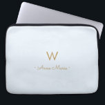 Modern Light Dusty Blue Gold Script Monogram Laptopschutzhülle<br><div class="desc">Modernes,  elegantes Monogramm-Design mit handgeschriebener,  minimalistischer Schrifttyp-Schrift und serifenloser Blocktypografie auf elegantem pastellfarbenen Hintergrund Light Dusty Blue. Das Monogramm und der Name können leicht personalisiert werden.</div>