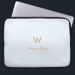 Modern Light Dusty Blue Gold Script Monogram Laptopschutzhülle<br><div class="desc">Modernes,  elegantes Monogramm-Design mit handgeschriebener,  minimalistischer Schrifttyp-Schrift und serifenloser Blocktypografie auf elegantem pastellfarbenen Hintergrund Light Dusty Blue. Das Monogramm und der Name können leicht personalisiert werden.</div>