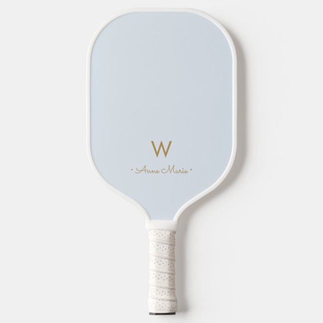 Modern Light Dusty Blue Gold Script Monogram Pickleball Schläger (Vorderseite)
