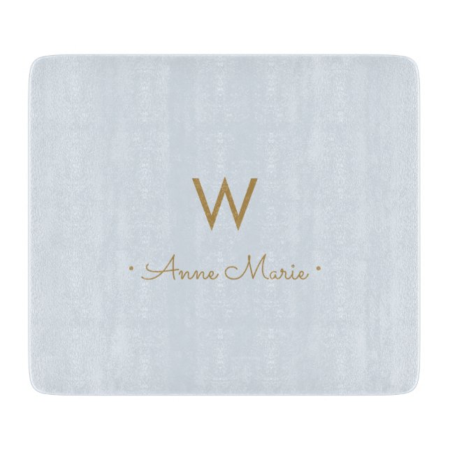 Modern Light Dusty Blue Gold Script Monogram Schneidebrett (Vorderseite)
