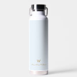 Modern Light Dusty Blue Gold Script Monogram Trinkflasche<br><div class="desc">Moderne Light Dusty Blue Gold Script Monogram Water Flasche. Modernes,  elegantes Monogramm-Design mit handgeschriebener,  minimalistischer Schrifttyp-Schrift und serifenloser Blocktypografie auf elegantem pastellfarbenen Hintergrund Light Dusty Blue. Das Monogramm und der Name können leicht personalisiert werden.</div>