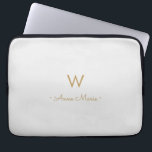 Modern Light Gray Gold Script Monogram Laptopschutzhülle<br><div class="desc">Ein modernes,  elegantes Monogramm-Design mit handgeschriebener,  minimalistischer Schrifttyp und serifenloser Blocktypografie auf elegantem hellgrauen Hintergrund. Das Monogramm und der Name können leicht personalisiert werden.</div>