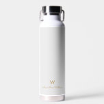 Modern Light Gray Gold Script Monogram Trinkflasche<br><div class="desc">Moderne Light Gray Gold Script Monogram Water Flasche. Ein modernes,  elegantes Monogramm-Design mit handgeschriebener,  minimalistischer Schrifttyp und serifenloser Blocktypografie auf elegantem hellgrauen Hintergrund. Das Monogramm und der Name können leicht personalisiert werden.</div>