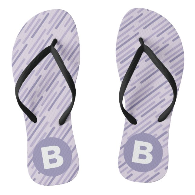 Modern Lilac Purple Diagonal Stripes Monogram Flip Flops (Fußbett)