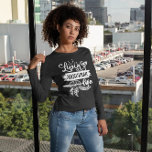 Modern Livin'Hanukkah Leben Menorah Traumstrecke Sweatshirt<br><div class="desc">Feiern Sie Hanukkah mit Flair in unserem Hanukkah-T - Shirt! Dieses stilvolle Tee bietet eine Menorah, einen Traumfänger und "Livin' Hanukkah Life" in moderner Kalligraphie vor einem klassischen schwarzen Hintergrund. Es ist die perfekte Mischung aus Tradition und zeitgenössischem Stil, und es ist ein Muss für Ihre Hanukkah Festlichkeiten. Ob Sie...</div>