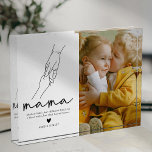 Modern Mama Quote Keepake Fotoblock<br><div class="desc">Bewahren Sie Ihre wertvollsten Momente auf einzigartige Weise mit unserem ansprechenden familienfreundlichen Foto-Block. Dieser wunderschön gestaltete Block verfügt über eine liebenswerte Linie, die von einem Kind und seiner Mutter zeichne, gepaart mit der stilvollen Schrift "MAMA", bereit, mit dem eigenen Foto personalisiert zu sein. Mit einem herzzerwärmenden Zitat über Mütter, ein...</div>