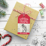 Modern Merry Christmas Red Script Photo Geschenkanhänger<br><div class="desc">Stylish Merry Christmas holiday gift tag features white script writing and accents of branches with holly leaves and berries. Personalize with custom name / family and add a favorite photo. A pattern of horizontal stripes dresses up the back of the card. The crimson red background color can be modified.</div>