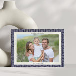 Modern Mid Century Blue Geometric Hanukkah Foto Feiertagskarte<br><div class="desc">Dieses moderne Hanukkah-Design besticht durch eine geometrisch-geometrisch-navy-blaue Grenze mit einem subtilen Licht aus der Mitte des Jahrhunderts und einer sauberen Typografie. Das Layout hebt ein familiäres Foto in einfacher horizontaler Ausrichtung hervor, ideal, um während des Festes der Lichter warme Wünsche zu senden. Personalisieren Sie die Nachricht auf der Rückseite, um...</div>