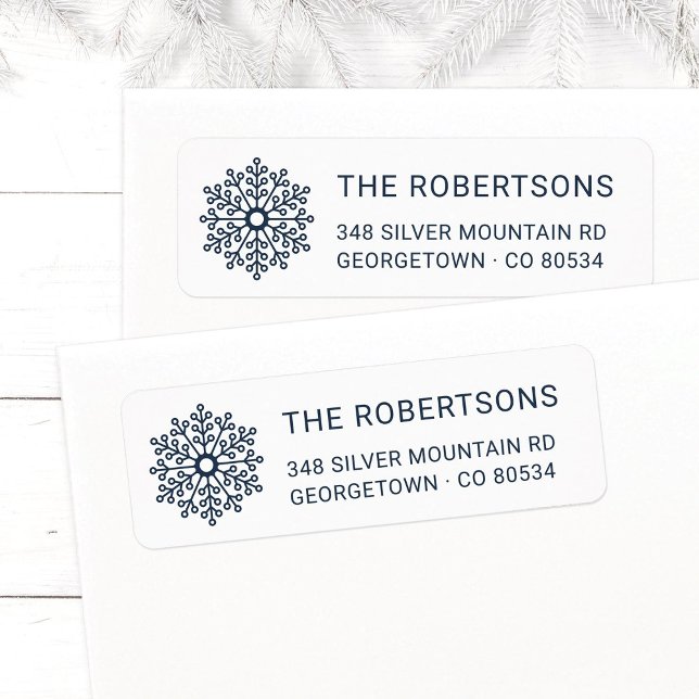 Modern Midnight Blue Snowflake Rücksendeadresse (Modern, elegant Snowflake Christmas return address labels in navy blue with family name.)