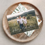 Modern minimal 1 Foto Weihnachtsgeschichten Feiertagskarte<br><div class="desc">Moderne minimale Blätter Kranz Jahr,  um sich an Drehbuch Weihnachtskarte erinnern. Handgemalte Eukalyptus,  minimales Laub und modernes rustikales Rattanfeuer verleihen dieser Ferienkarte ein luxuriöses Ambiente. In klassischen Grüntönen,  Braun und Grau.</div>