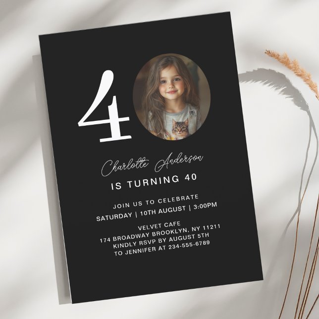 Modern, minimal 40. Black Birthday Foto Einladung (Modern, minimal 40. Photo, Script Font, Black, Birthday Invitation.)