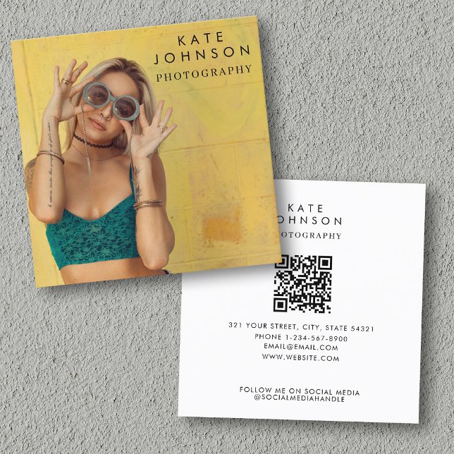 Modern Minimal Full Photo QR Code Social Media Quadratische Visitenkarte (Modern Minimal Full Photo QR Code Social Media Square Business Card)