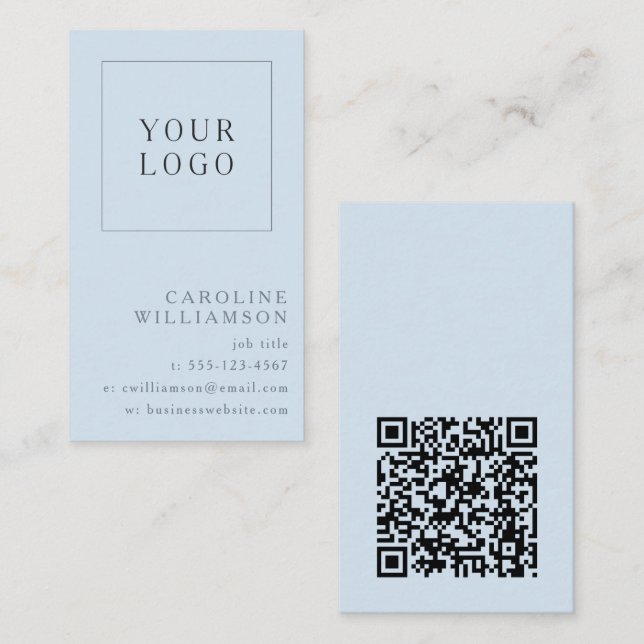 Modern Minimal Vertical Logo QR Code Soft Blue Visitenkarte (Vorne/Hinten)