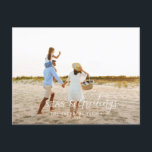 Modern minimale Weihnachtskarte am Foto Feiertagspostkarte<br><div class="desc">Stilvolles Weihnachtskartendesign mit trendigem Mix aus fett- und skriptfähigem Schriftart,  Platz für Ihr ausgewähltes Foto vorne mit Strand- und Meeresgrafik auf der Rückseite</div>