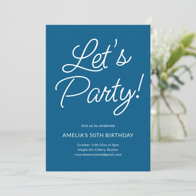 Modern Minimalist Blue Birthday Party Chic Einladung (Stehend Vorderseite)