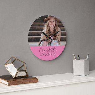Modern minimalist einfacher Name Foto Rosa Große Wanduhr